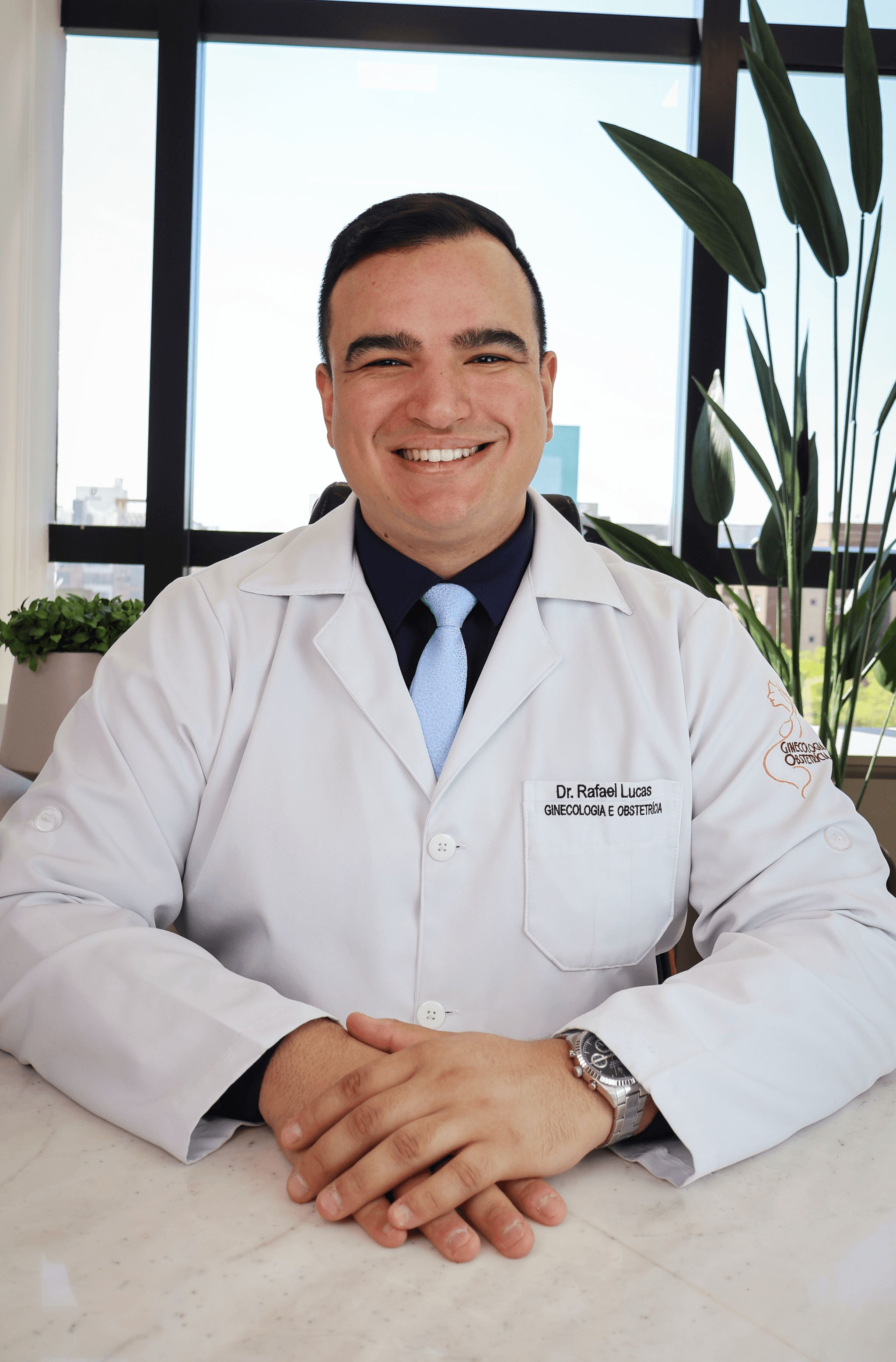 Dr. Rafael Schultz sentado em uma cadeira sorrindo